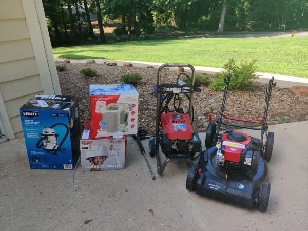 Huge Yard Sale 💥💥💥