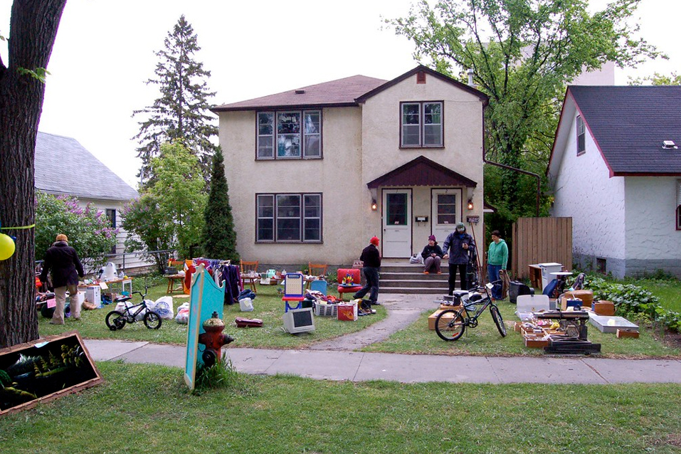 The Best Time to Host a Yard Sale: Expert Tips